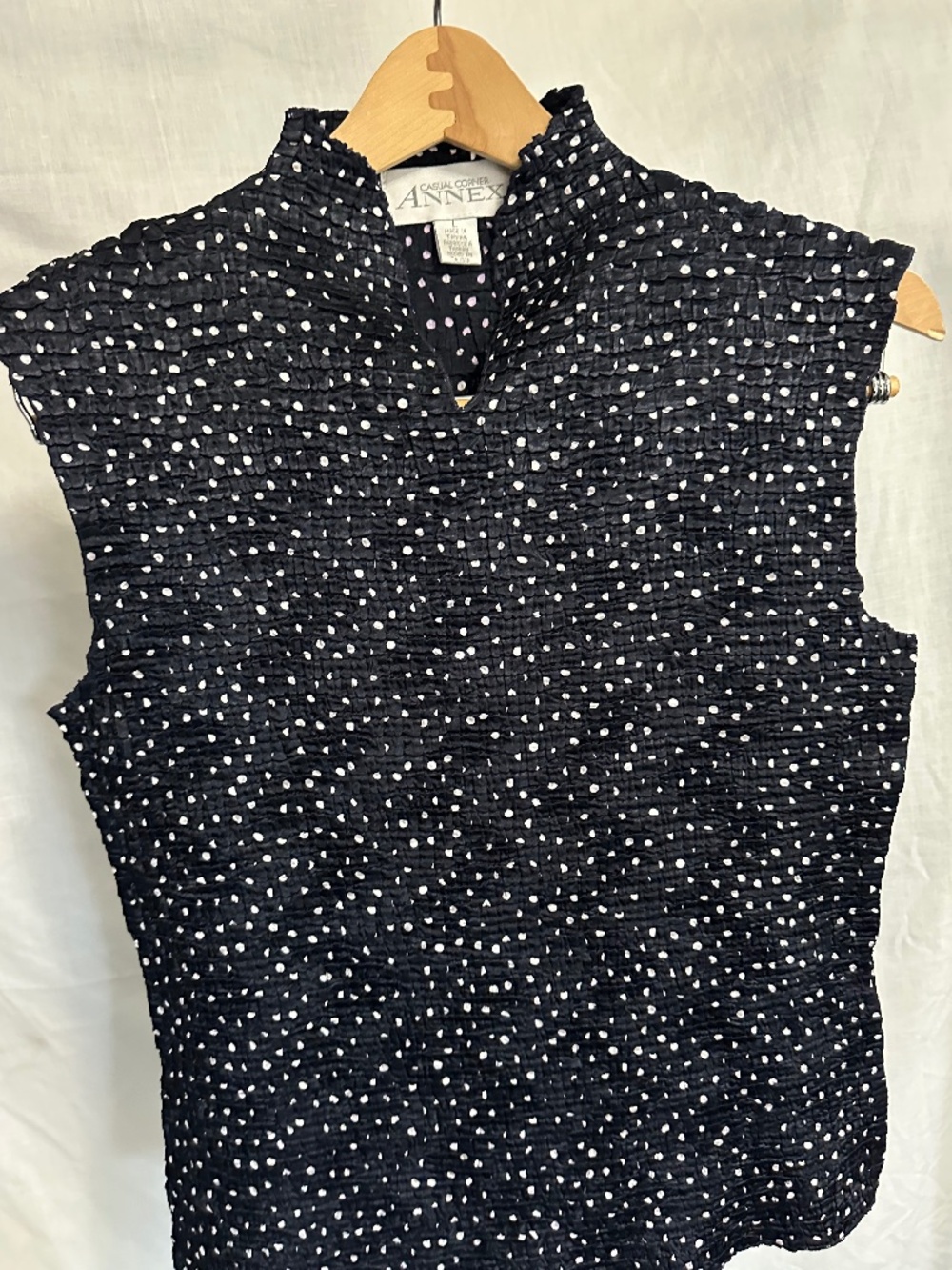 Annex Casual Corner Women’s Sleeveless Smocked Blouse Top Navy Blue White Polka